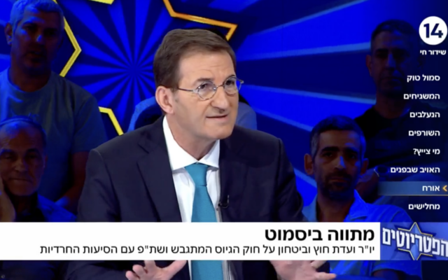 Le président de la commission des Affaires étrangères et de la Défense de la Knesset, le député Boaz Bismuth, sur la Quatorzième chaîne. (Crédit : Capture d'écran)